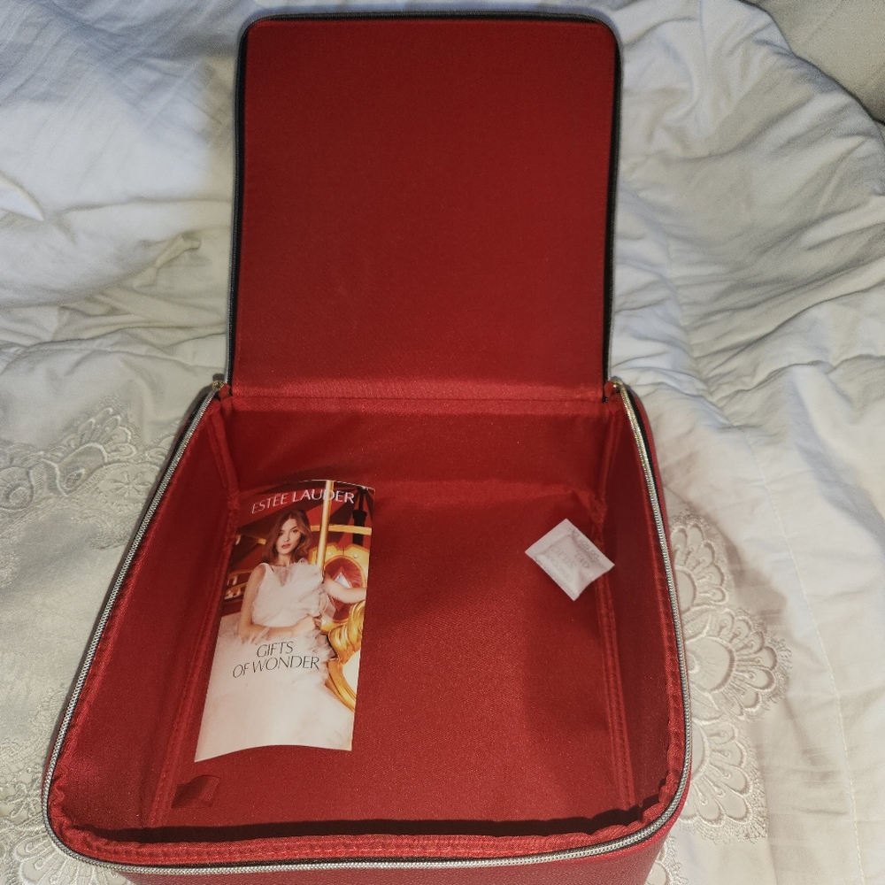 Womens NWOT Red Estee Lauder Travel Bag - Picture 6 of 6